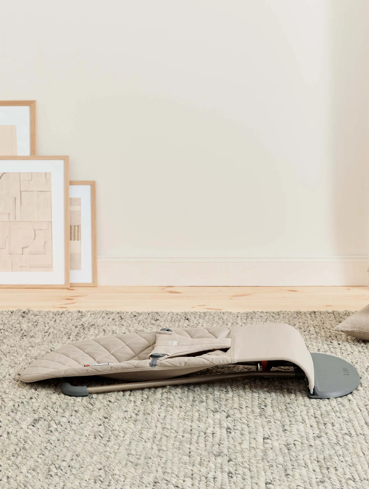 Bouncer Bliss - Woven, Classic quilt in Sand Grey by BabyBjorn