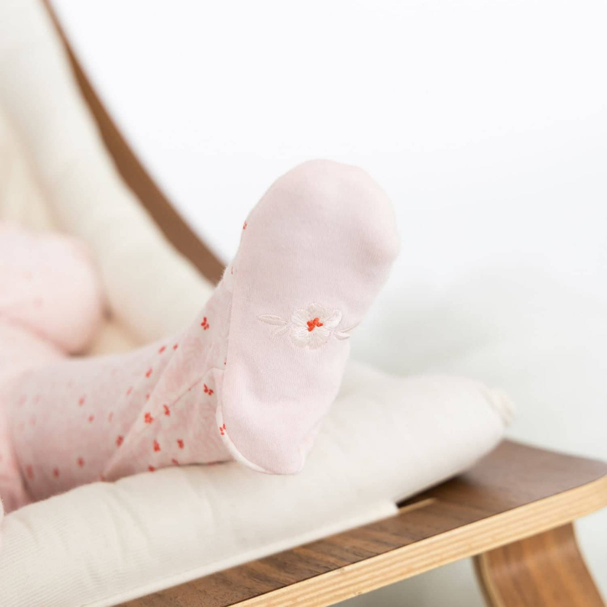 chloe organic cotton magnetic footie by magnetic me