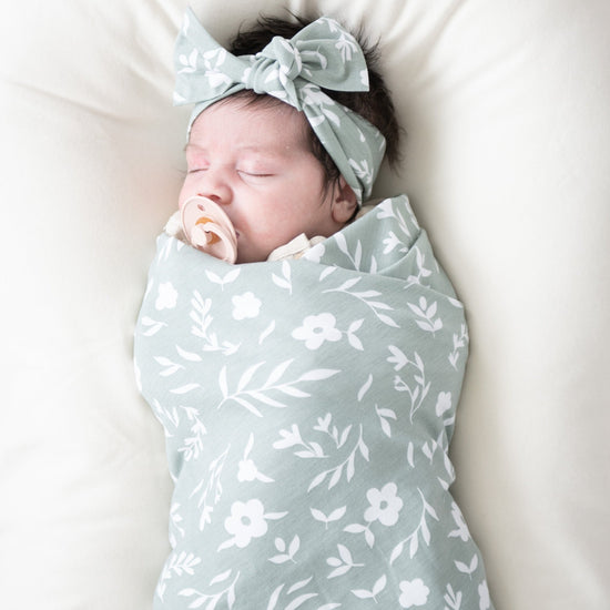 Stretchy Swaddle - Sweet Alyssum by Saranoni