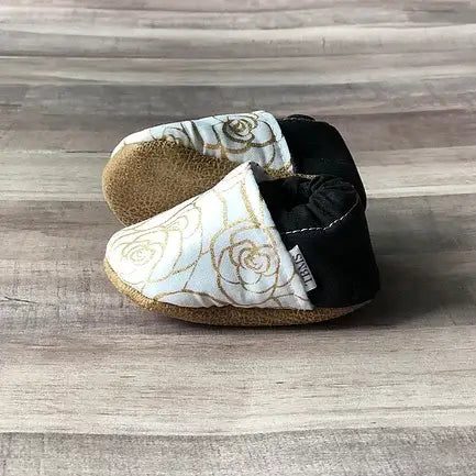 Trendy Baby Mocc Shop - White And Gold Rose Moccasins