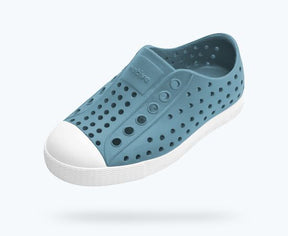 Native Jefferson kids shoes in Flux Blue and Shell White