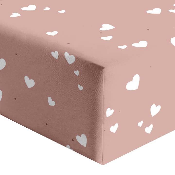 Crib Sheet- Hearts by Gunamuna