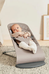 Bouncer Bliss - Woven, Classic quilt in Sand Grey by BabyBjorn
