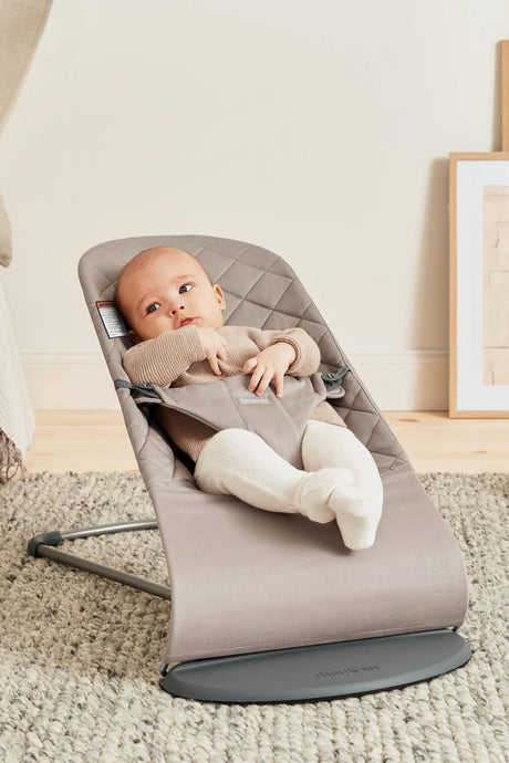 Bouncer Bliss - Woven, Classic quilt in Sand Grey by BabyBjorn