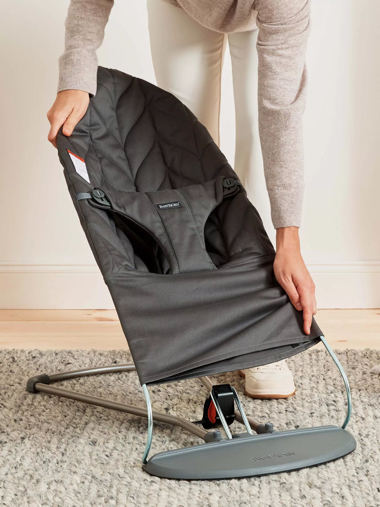 Bouncer Bliss - Cotton Petal Quilt in Anthracite by BabyBjorn