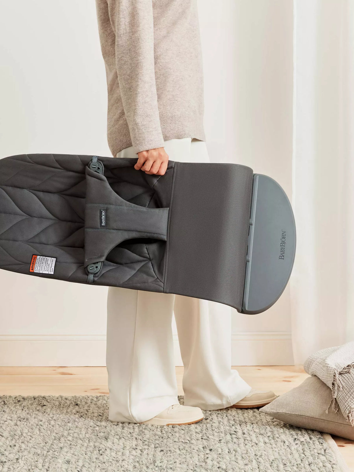 Bouncer Bliss - Cotton Petal Quilt in Anthracite by BabyBjorn