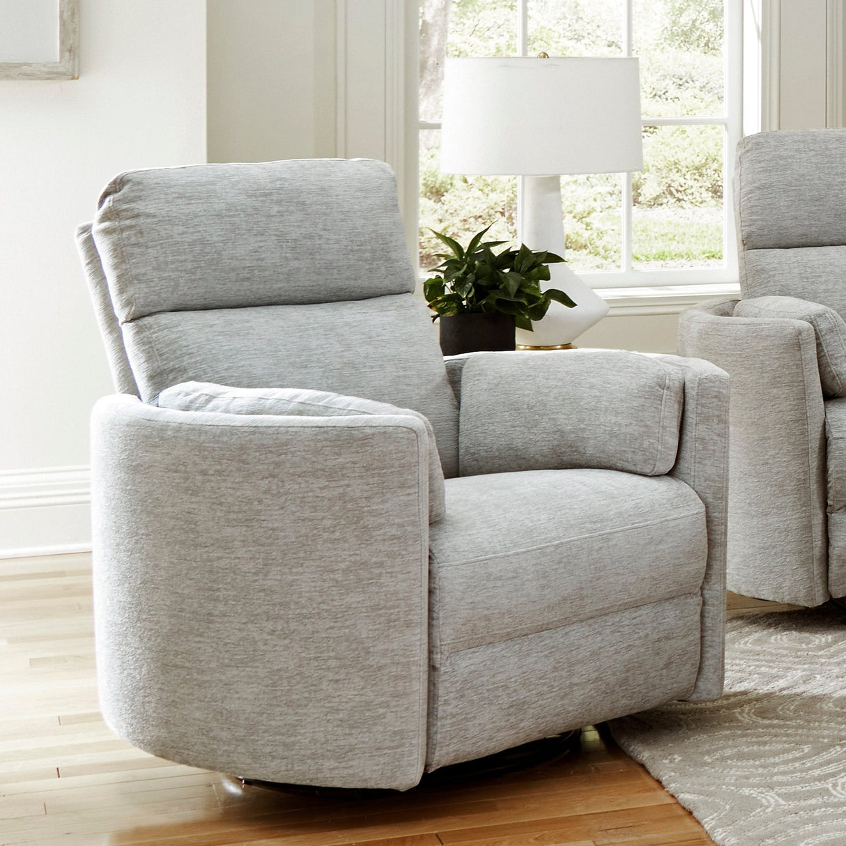 Heritage Round Chair w/ Power Headrest