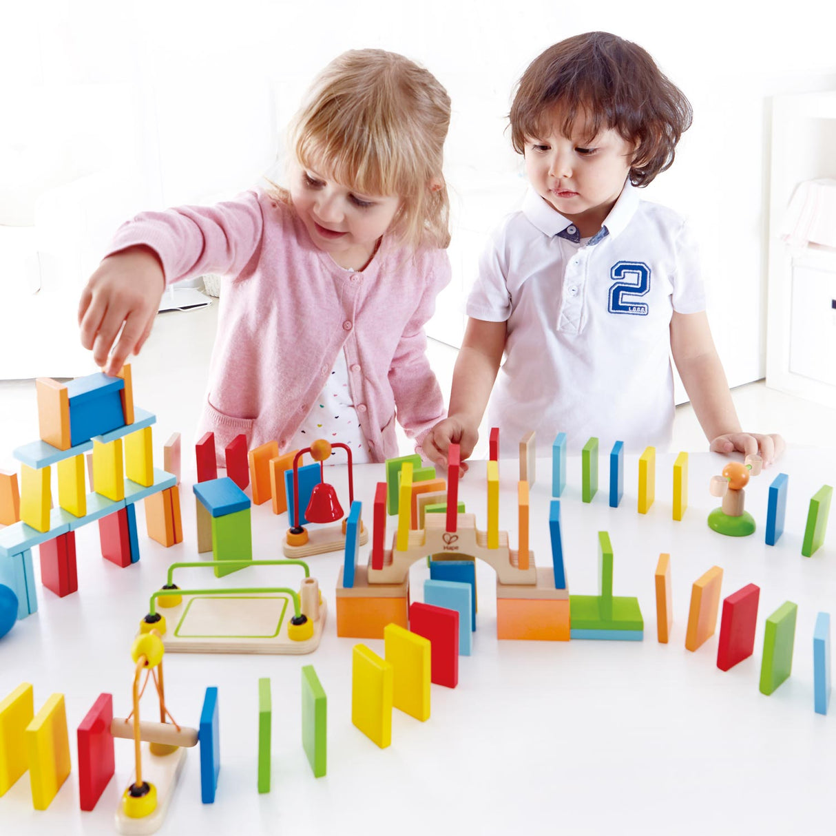 Dynamo Dominoes by Hape